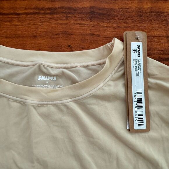 Skims Fits Everybody Long Sleeve T-Shirt Color Sand Size Medium NWT - Picture 10 of 10